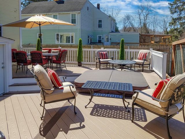 90 Elm St, Swansea, MA 02777