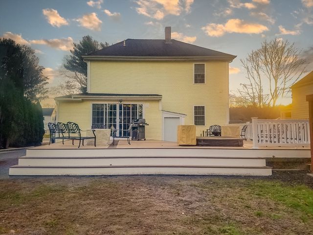 90 Elm St, Swansea, MA 02777