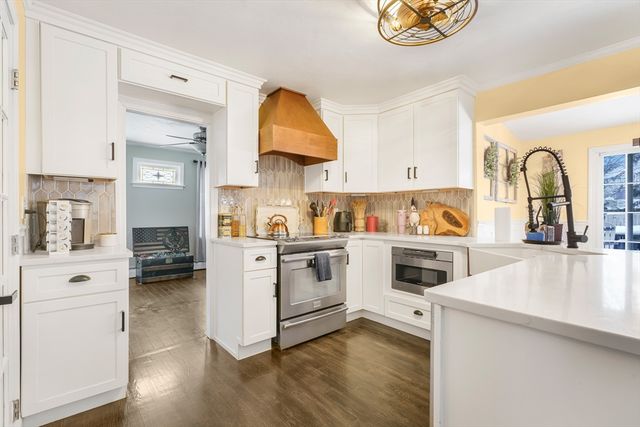 90 Elm St, Swansea, MA 02777