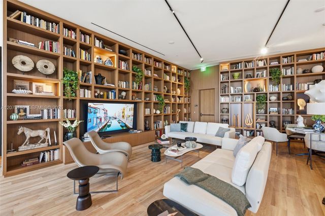 1400 Biscayne 202, Miami, FL 33132