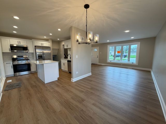 7547 Blazer Avenue, Justice, IL 60458