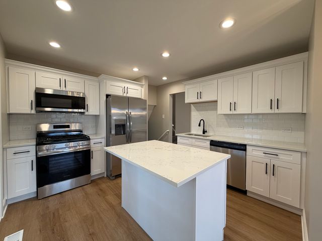 7547 Blazer Avenue, Justice, IL 60458