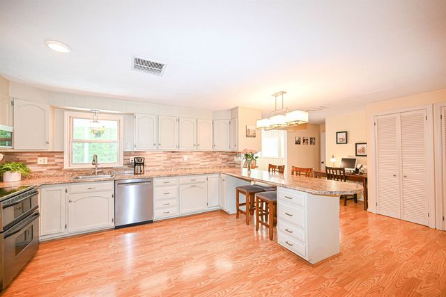 26 Green Meadow Lane, Bedford, NH 03110