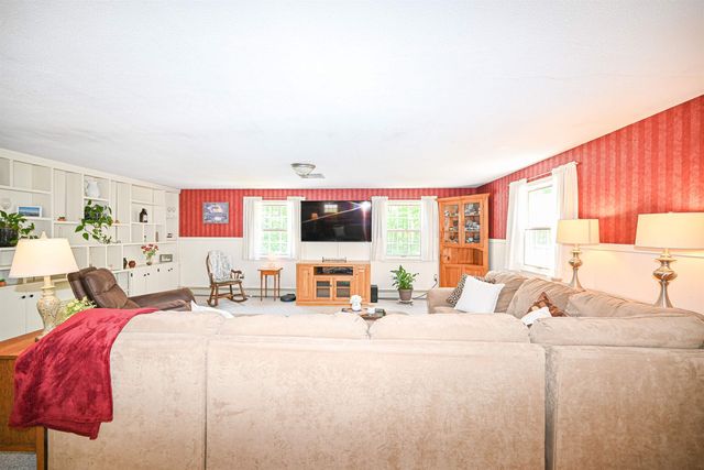 26 Green Meadow Lane, Bedford, NH 03110