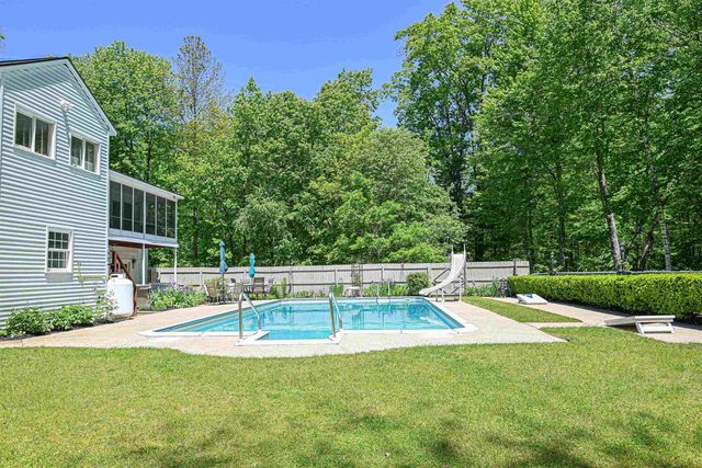 26 Green Meadow Lane, Bedford, NH 03110