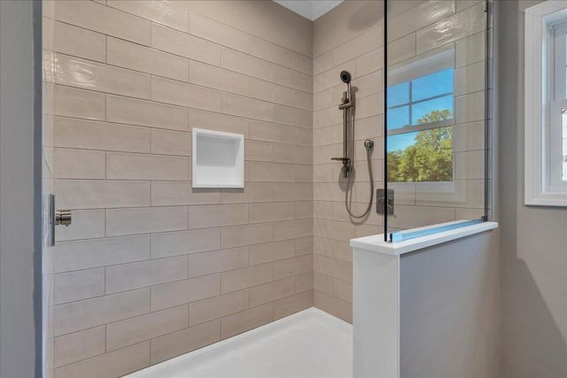 310 Windsor Castle DR, Moneta, VA 24121