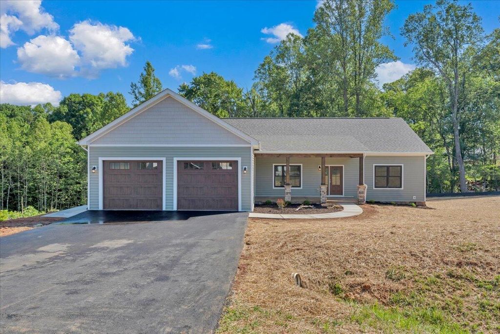 310 Windsor Castle DR, Moneta, VA 24121