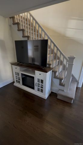 18 1st Avenue, East Islip, NY 11730