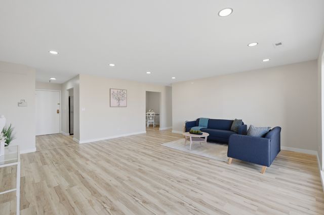 1777 W Crystal Lane 602, Mount Prospect, IL 60056