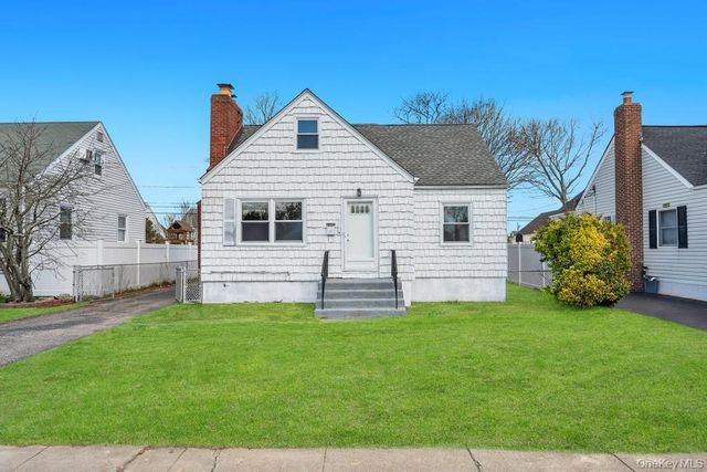 108 Lido Parkway, Lindenhurst, NY 11757