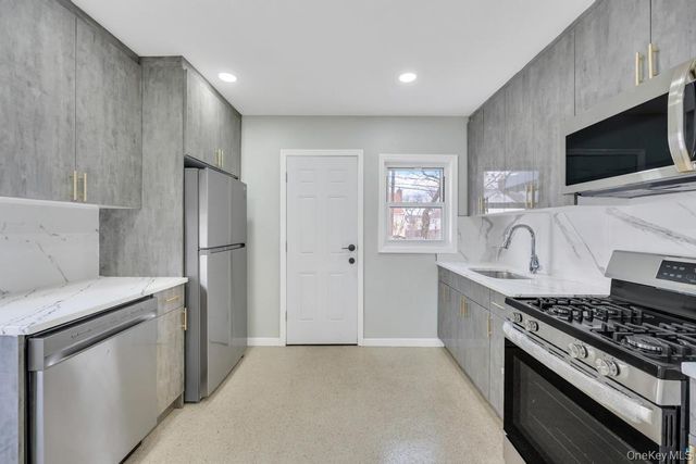 108 Lido Parkway, Lindenhurst, NY 11757