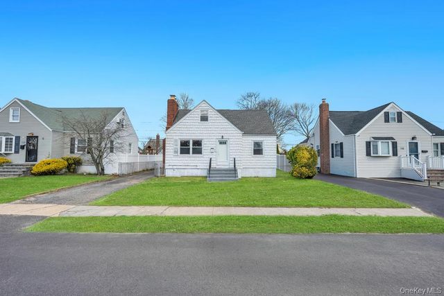 108 Lido Parkway, Lindenhurst, NY 11757