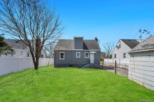 108 Lido Parkway, Lindenhurst, NY 11757