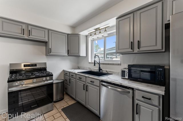 7799 Gary Avenue, Westland, MI 48185