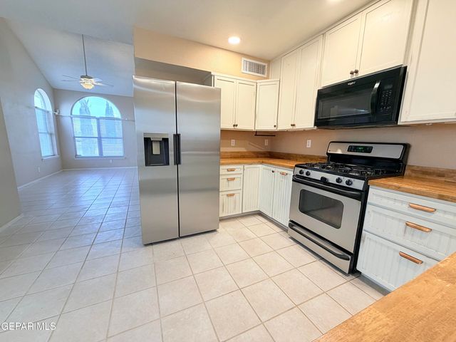 11045 THATCHER POND Lane, El Paso, TX 79934