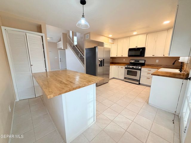 11045 THATCHER POND Lane, El Paso, TX 79934