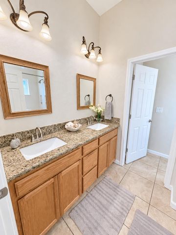 923 Shortland Cir, Manteca, CA 95337