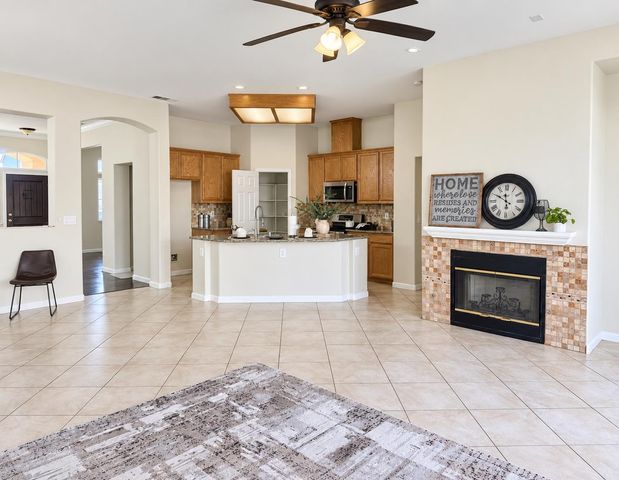 923 Shortland Cir, Manteca, CA 95337