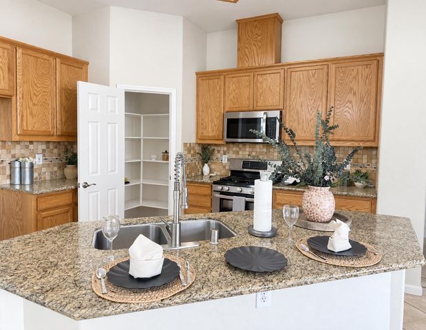 923 Shortland Cir, Manteca, CA 95337