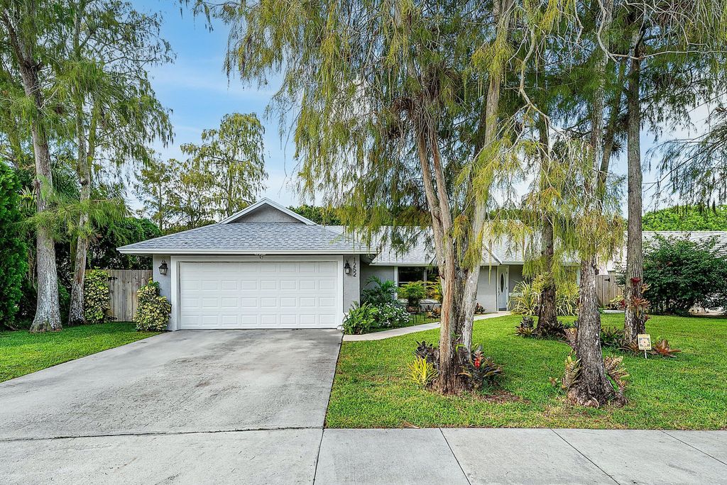 1252 Raintree Lane, Wellington, FL 33414