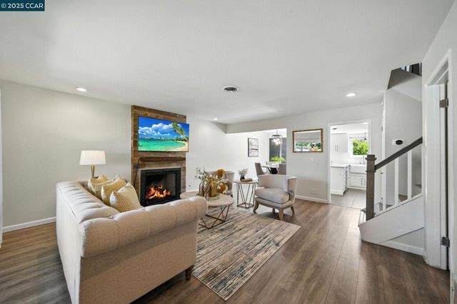 21 Miramonte Dr, Moraga, CA 94556