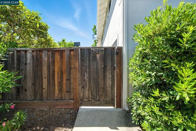 21 Miramonte Dr, Moraga, CA 94556