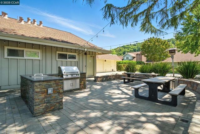 21 Miramonte Dr, Moraga, CA 94556