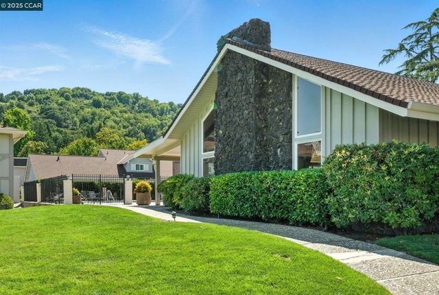 21 Miramonte Dr, Moraga, CA 94556