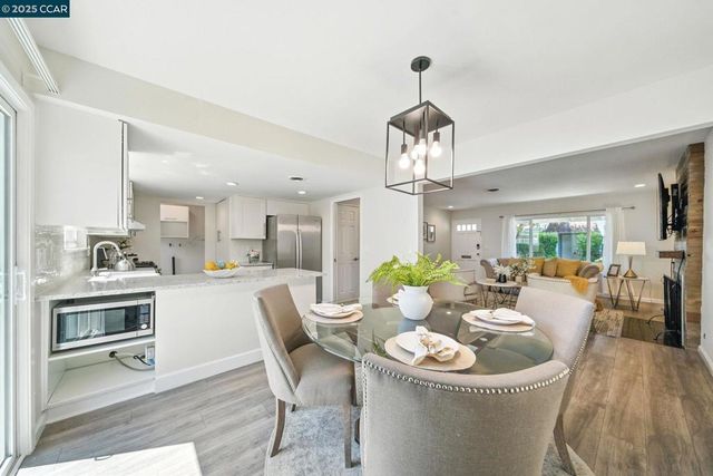 21 Miramonte Dr, Moraga, CA 94556
