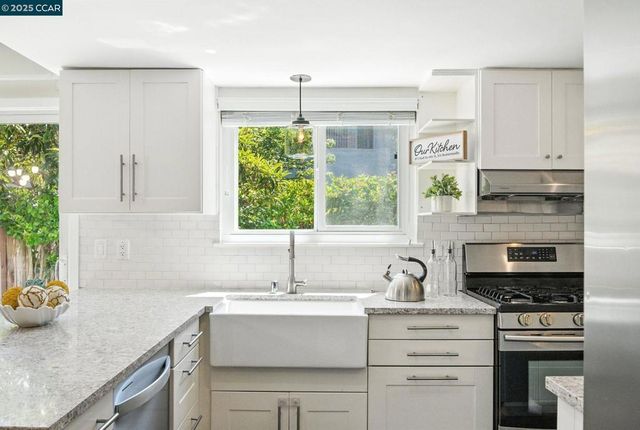 21 Miramonte Dr, Moraga, CA 94556
