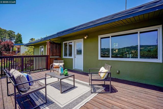 2835 Stephen Dr, Richmond, CA 94803