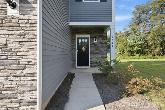 1314 37th Avenue Lane NE, Hickory, NC 28601