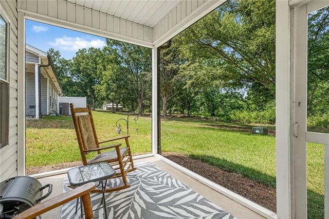 694 W Lee Avenue, Yadkinville, NC 27055