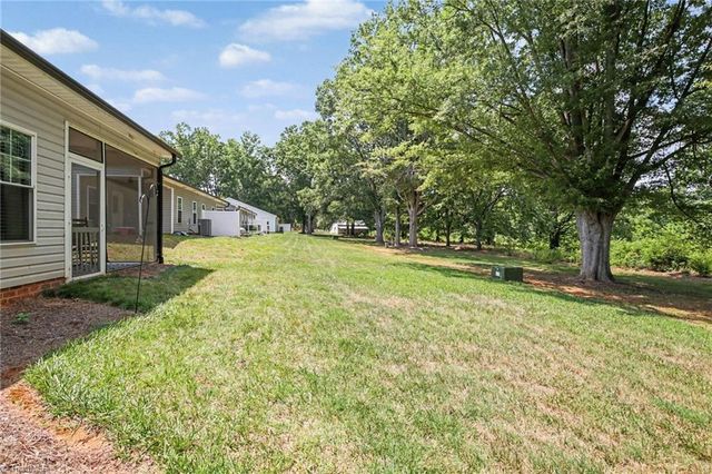 694 W Lee Avenue, Yadkinville, NC 27055