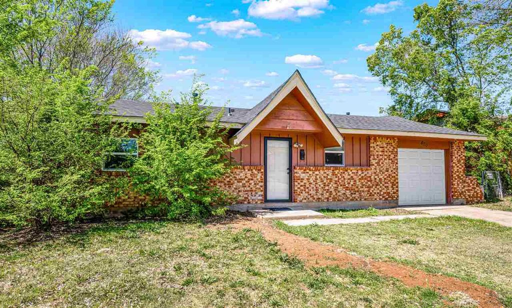 420 NW 54th St, Lawton, OK 73505