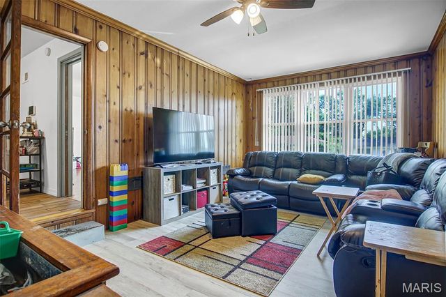 2568 Dorwood Drive, St Louis, MO 63136