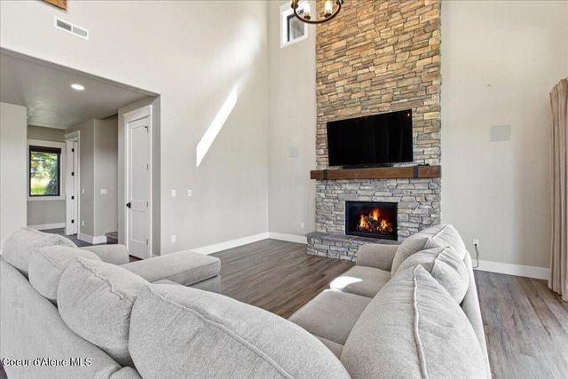 11231 N MCCALL FALLS DR, Hayden, ID 83835