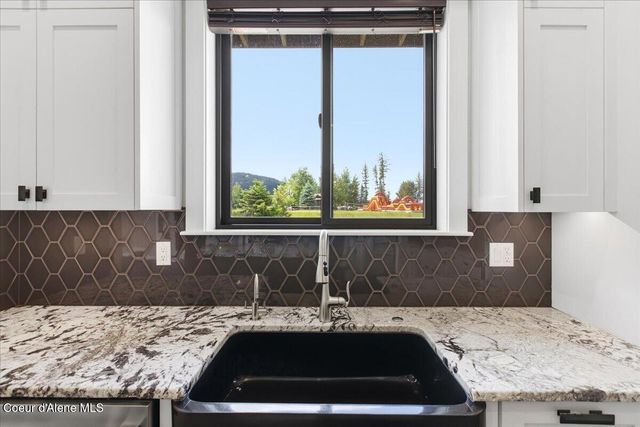 11231 N MCCALL FALLS DR, Hayden, ID 83835