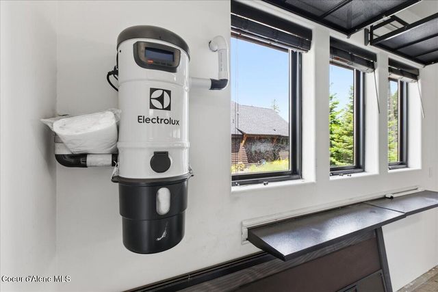 11231 N MCCALL FALLS DR, Hayden, ID 83835
