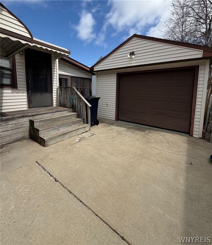 1915 Hyde Park Boulevard, Niagara Falls, NY 14305