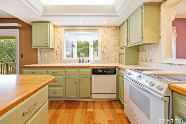 2 Saxon Woods Court, Cheshire, CT 06410