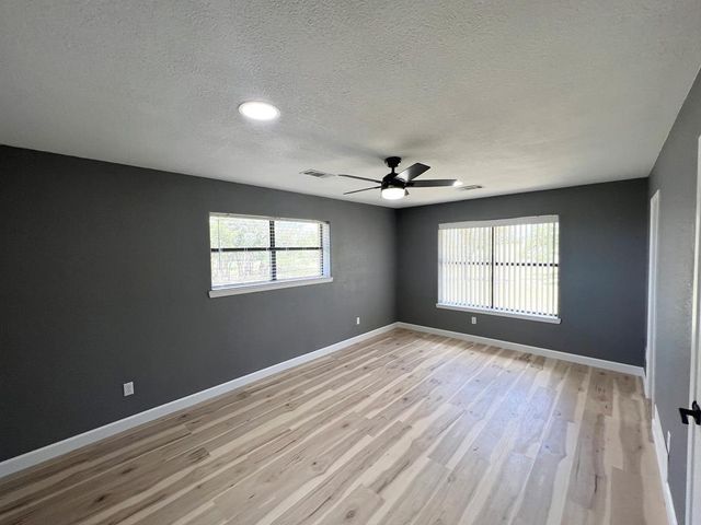 5078 Friedrich Rd, Fredericksburg, TX 78624