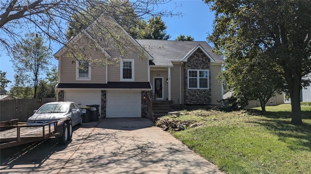 722 Bittersweet Road, Lansing, KS 66043