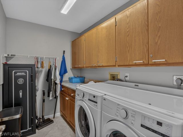 2264 Outrigger LN, Naples, FL 34104