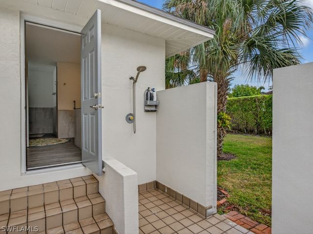 2264 Outrigger LN, Naples, FL 34104