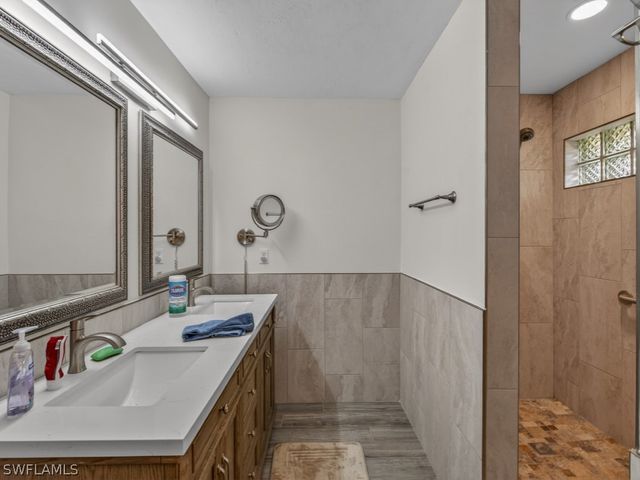 2264 Outrigger LN, Naples, FL 34104