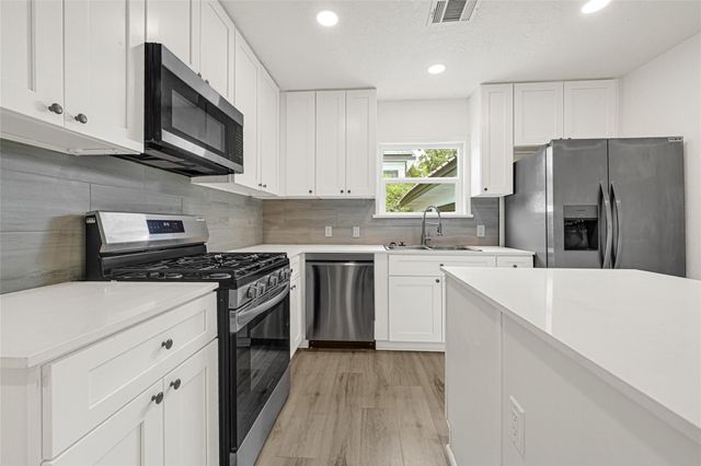 1202 N Roberson Street, Conroe, TX 77301