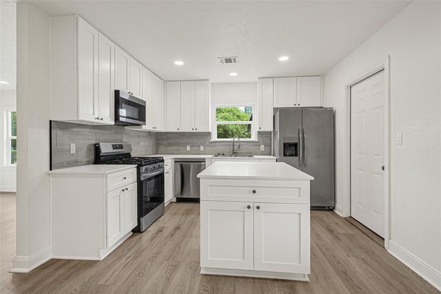 1202 N Roberson Street, Conroe, TX 77301