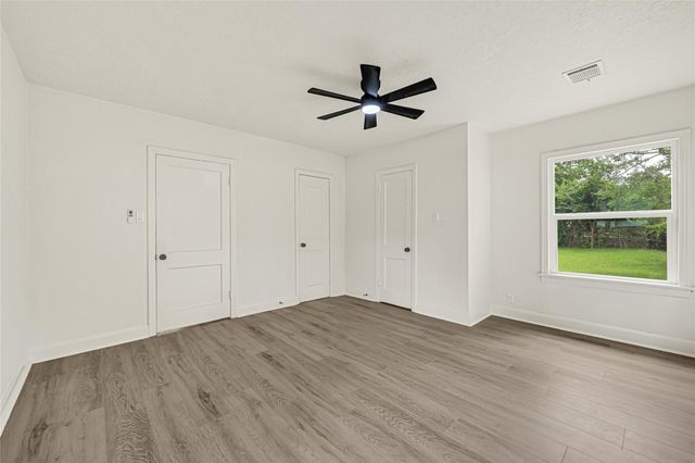 1202 N Roberson Street, Conroe, TX 77301