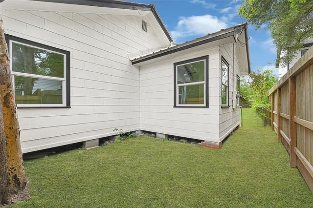 1202 N Roberson Street, Conroe, TX 77301